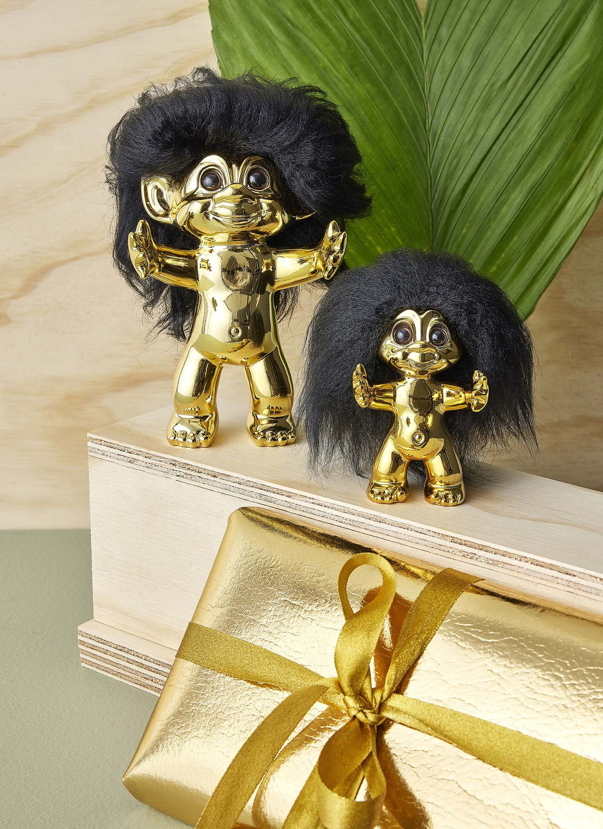 Lykketroll (messing og svart hår, 9 cm)